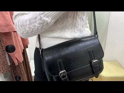 ❤️ Masturbazzjoni pubblika tal-kelba żagħżugħa FeralBerry b'dildo fil-kamra tal-armar Video anali f'mt.dreamlandpassionfever.ru ❌❤